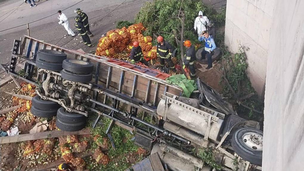 Arrasó con todo: así fue el fatal accidente del camión sin frenos que se volcó en la colonia Villanueva