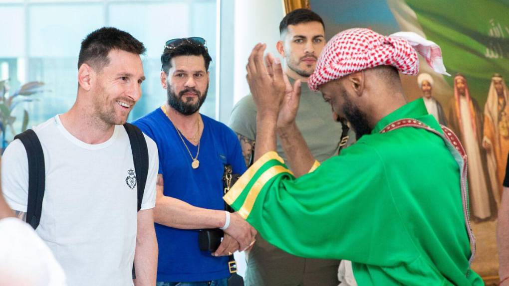 Viaje a Arabia, suspensión sin sueldo y enojo de compañeros: la crisis que tendría a Messi casi fuera del PSG