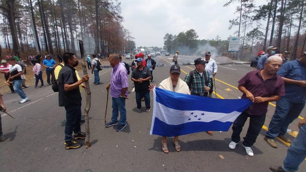 En zafarrancho y desalojo con agua terminó protesta de policías depurados en la carretera CA-5