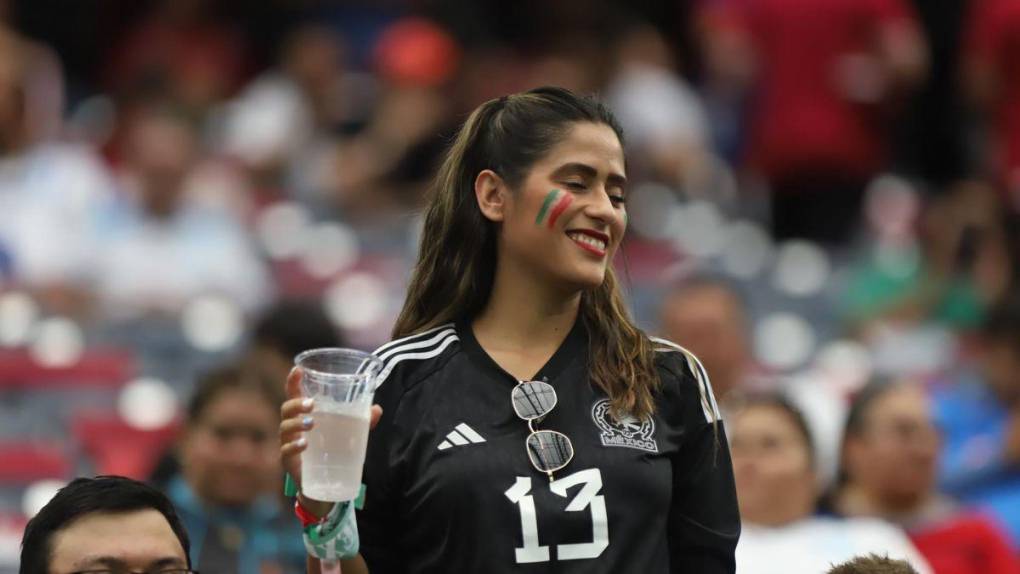 Duelo de bellezas: guapas aficionadas de Honduras y México engalanan el NRG Stadium