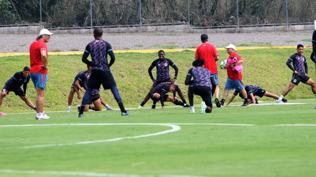 Risas, trabajo arduo y un invitado especial en el entrenamiento del Olimpia este martes