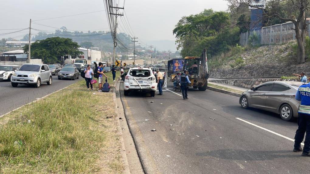 Angustioso rescate y aparatoso impacto: las imágenes que dejó una triple colisión en el anillo periférico