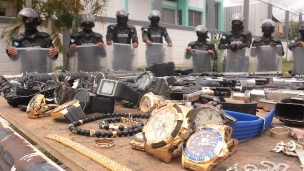 Relojes de lujo y cientos de armas: los hallazgos de las autoridades tras las requisas a cárceles de Honduras