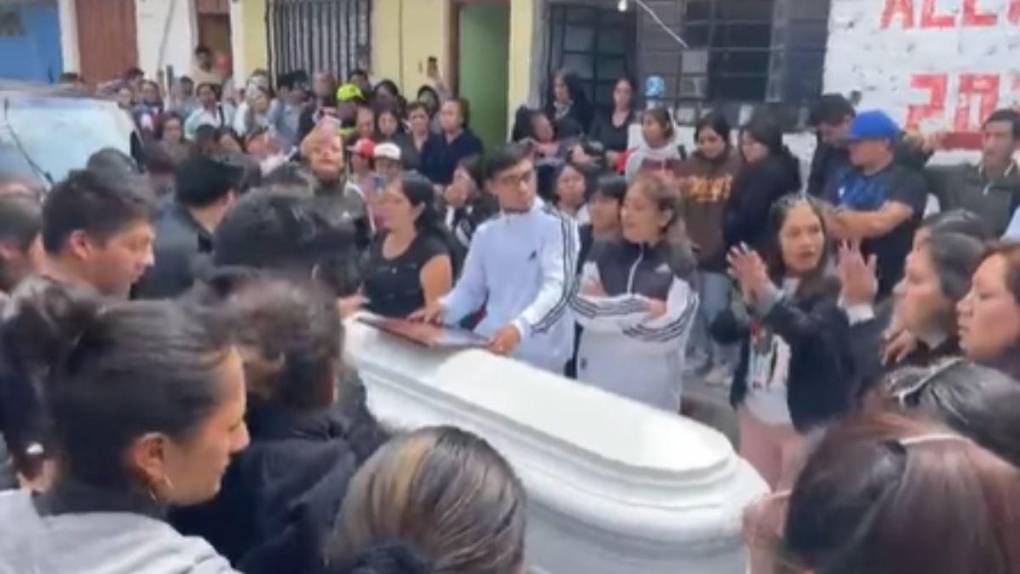 Hombre mata a su expareja a pedradas en la calle y el crimen queda captado en video