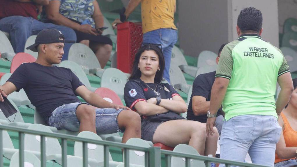 Lucha por no descender, aficionados fieles y las bellezas: así se vive el ambiente en los estadios de la Liga Nacional