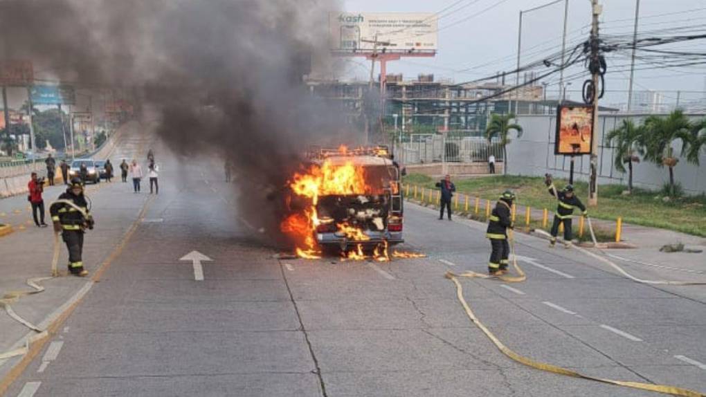 Mano criminal, incendio y protesta: así quemaron el bus “rapidito” en el bulevar Suyapa