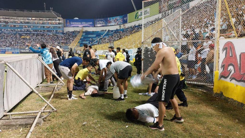 Caos, muertos y decenas de heridos: lo que se sabe sobre la estampida en el Estadio Cuscatlán de El Salvador