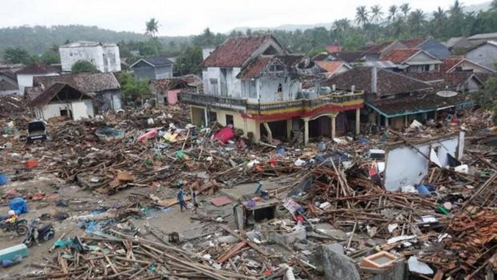 Pacientes en la calle y casas en el suelo: Destrozos del terremoto en Indonesia