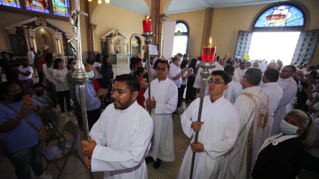 Con gozo y renovación de votos se celebra la Misa Crismal este Jueves Santo en la capital