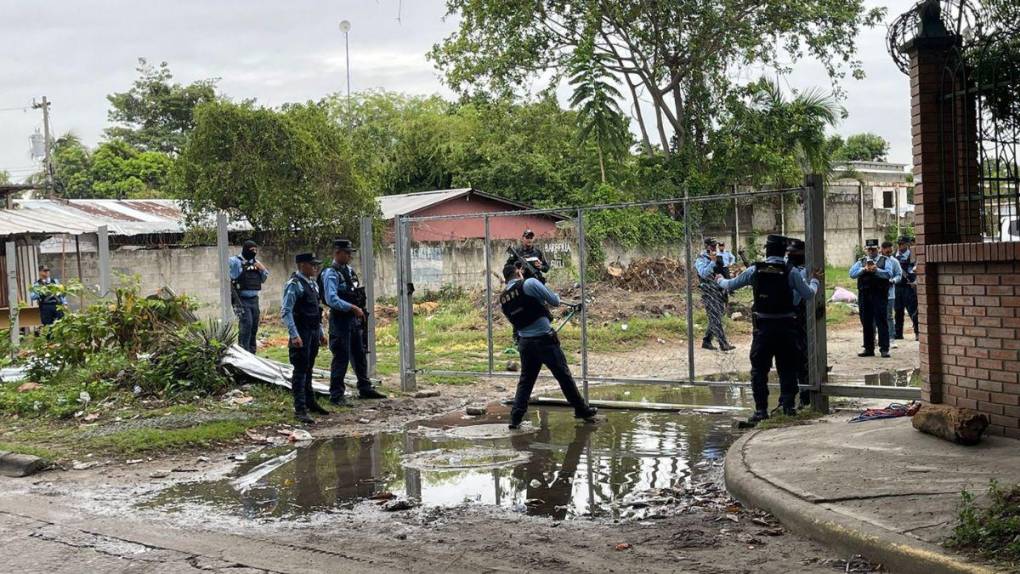 Rompen portones y quitan cámaras: recuperan accesos cerrados en el sector de la Rivera Hernández