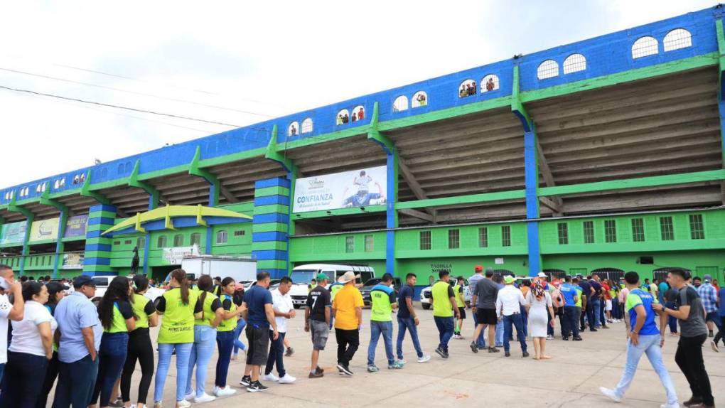 Largas filas, gran colorido y bellas mujeres: el ambiente previo a la semifinal Olancho FC - Real España