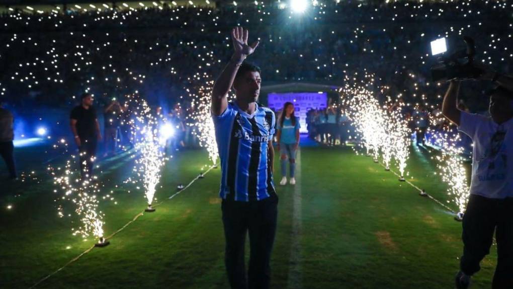 Como héroe: el impresionante recibimiento del Gremio a Luis Suárez