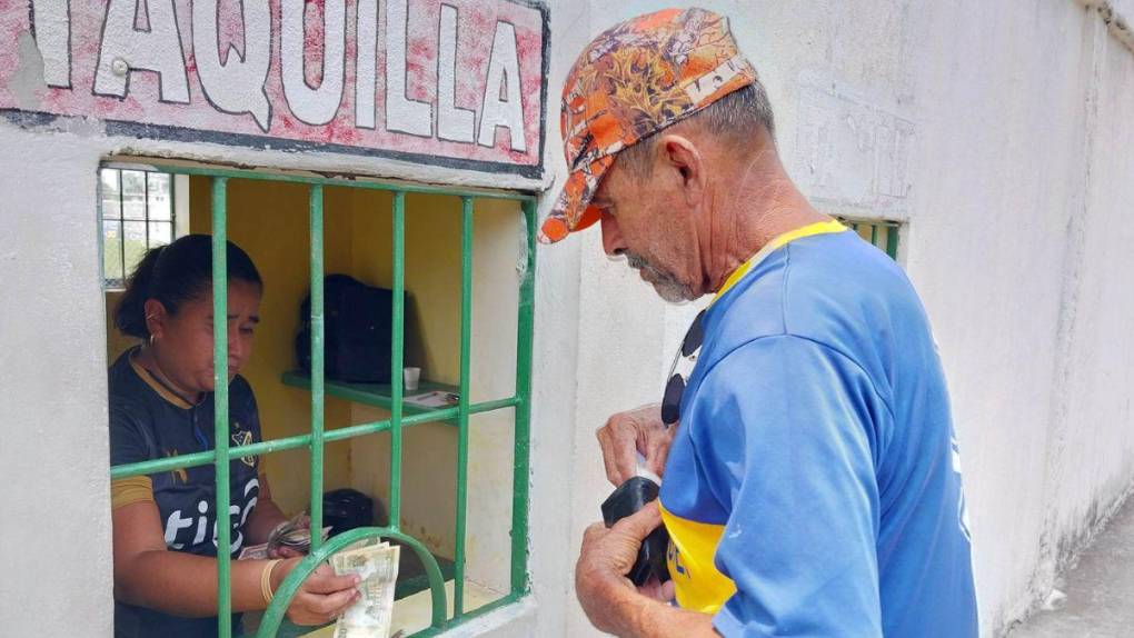 Llenazo total, fieles aficionados y plegarias por un milagro: así se vive la final por no descender en El Progreso