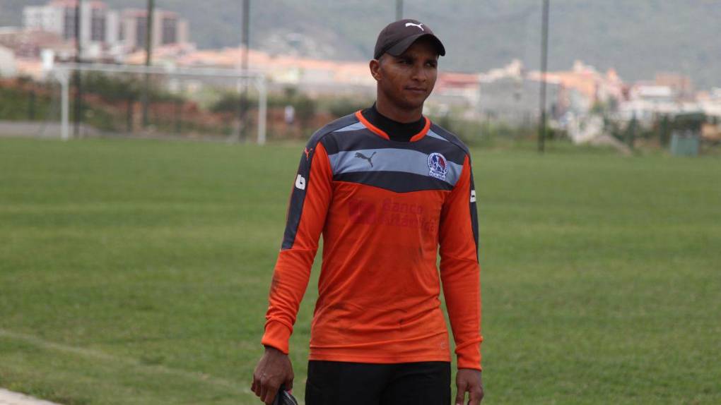 Entre el campo y el fútbol: así es la vida de Donis Escober tras su retiro con Olimpia