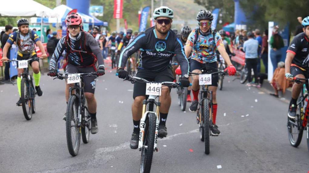 Con carteles, pompones y en familia apoyan a ciclistas en la Vuelta 2022 de El Heraldo