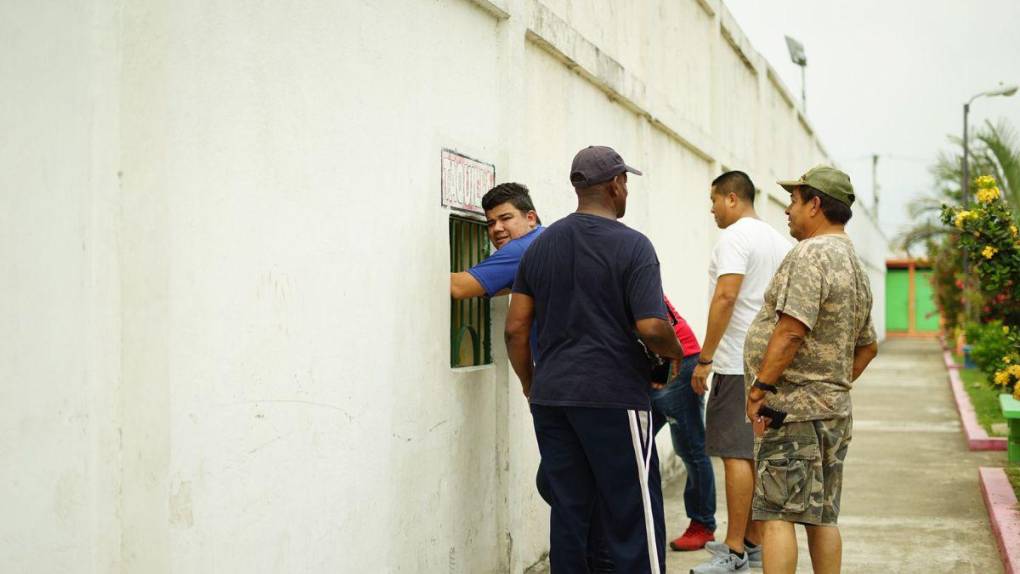 Llenazo total, fieles aficionados y plegarias por un milagro: así se vive la final por no descender en El Progreso