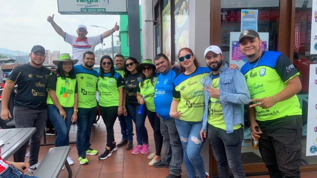 Aficionados olanchanos sorprenden en Tegucigalpa apoyando a los Potros