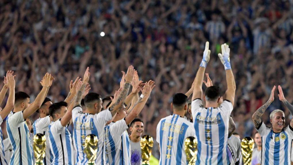 Polémica foto, Messi ovacionado y locura total: las imágenes de la fiesta de Argentina