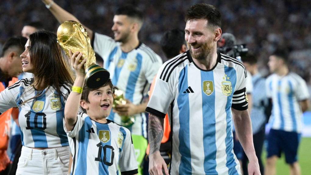 Polémica foto, Messi ovacionado y locura total: las imágenes de la fiesta de Argentina