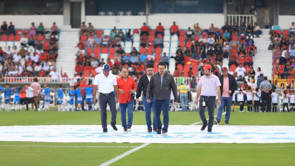 Risas, juegos y presencia de la presidenta Castro: Así fue la inauguración de la grama híbrida del Estadio Nacional