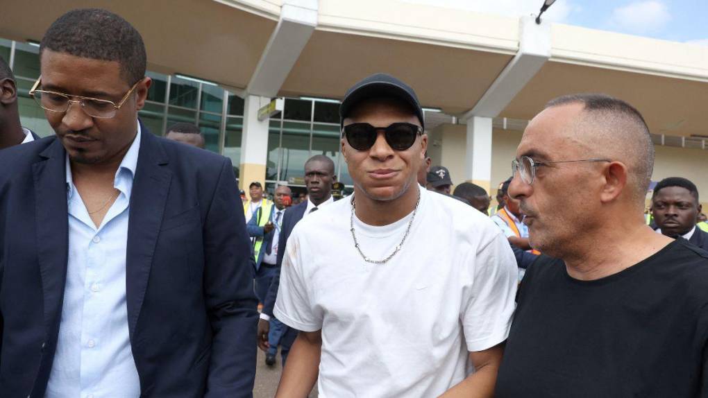 Locura por Mbappé durante su sorpresiva visita a Camerún