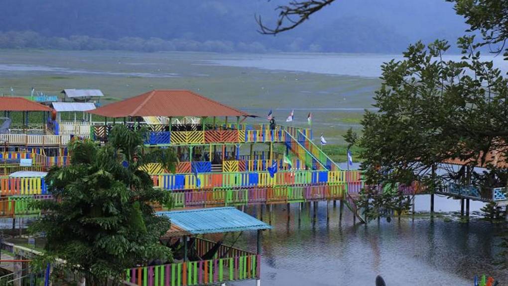 Vistosos y atractivos para el turismo, así son los muelles a desmantelar en el Lago de Yojoa