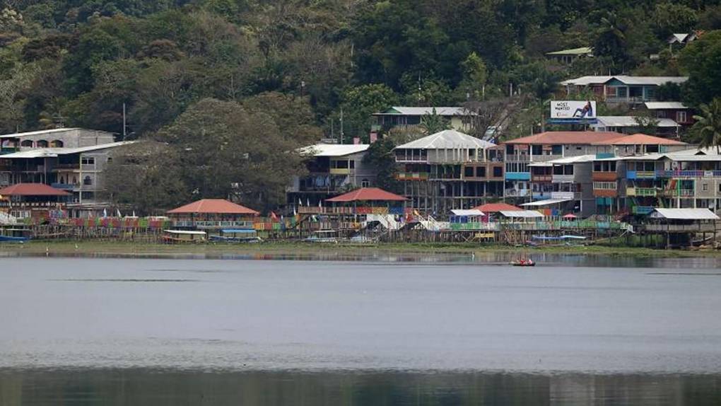 Vistosos y atractivos para el turismo, así son los muelles a desmantelar en el Lago de Yojoa