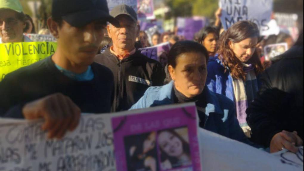 Joven salió a comer con un amigo y fue hallada violada y muerta en una zanja