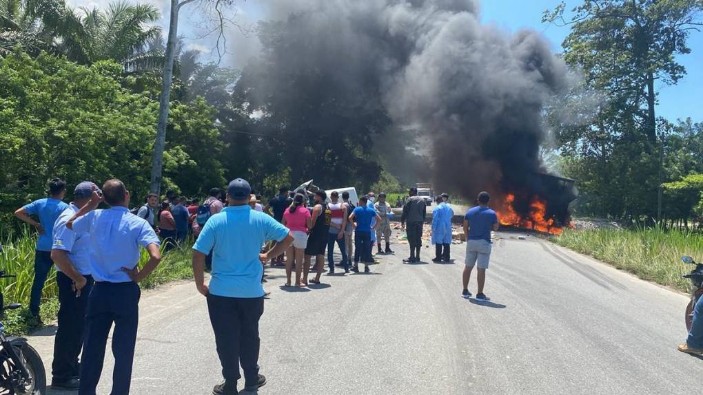 Impactantes imágenes del accidente en carretera a La Ceiba que segó la vida de un hombre