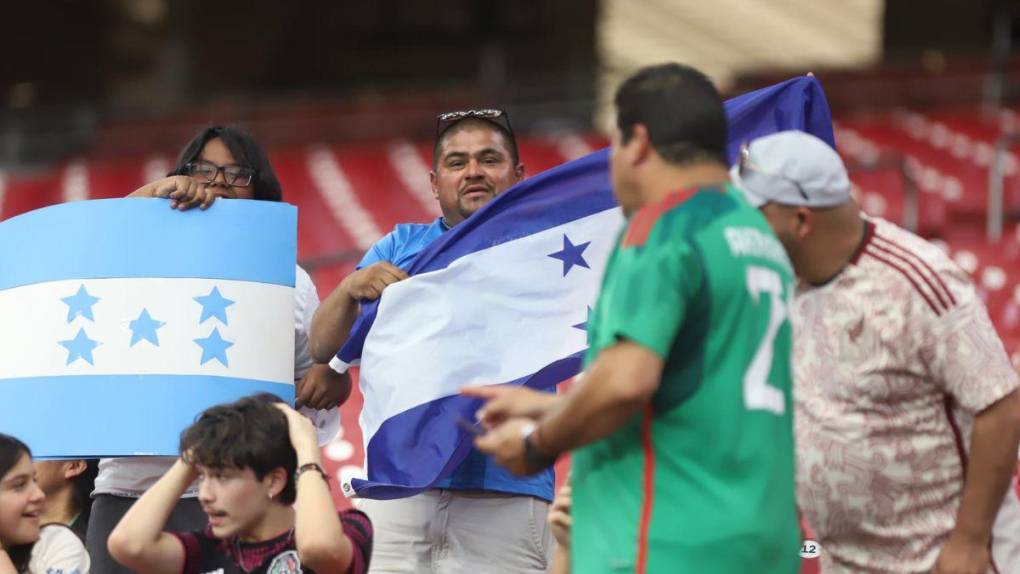 Aficionados catrachos comienzan a ponerle ambiente al State Farm previo al Qatar-Honduras