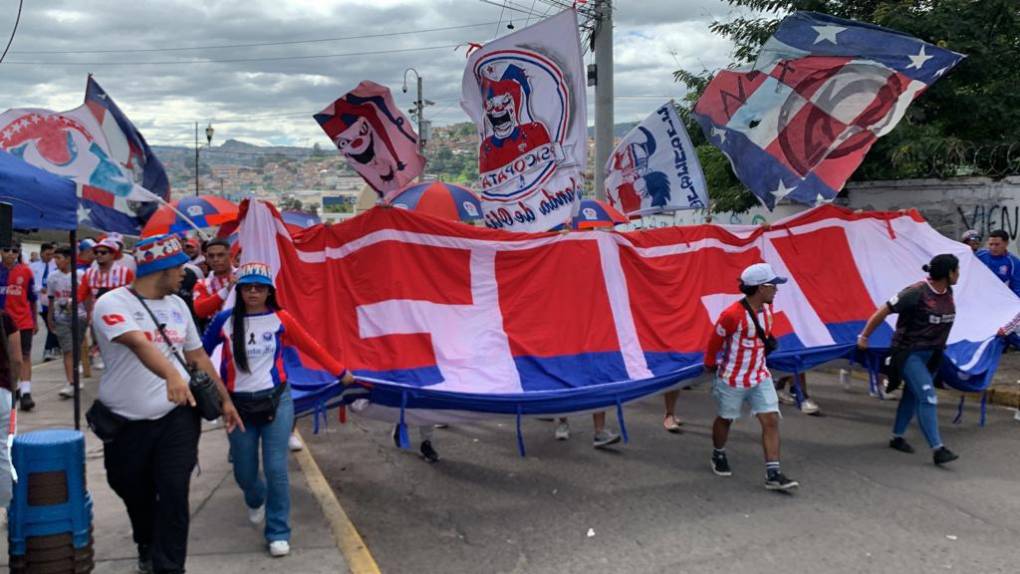 ¡Banderazo! Impresionante llegada de la Ultra Fiel para apoyar al Olimpia