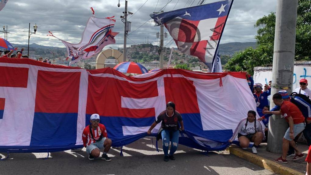 ¡Banderazo! Impresionante llegada de la Ultra Fiel para apoyar al Olimpia