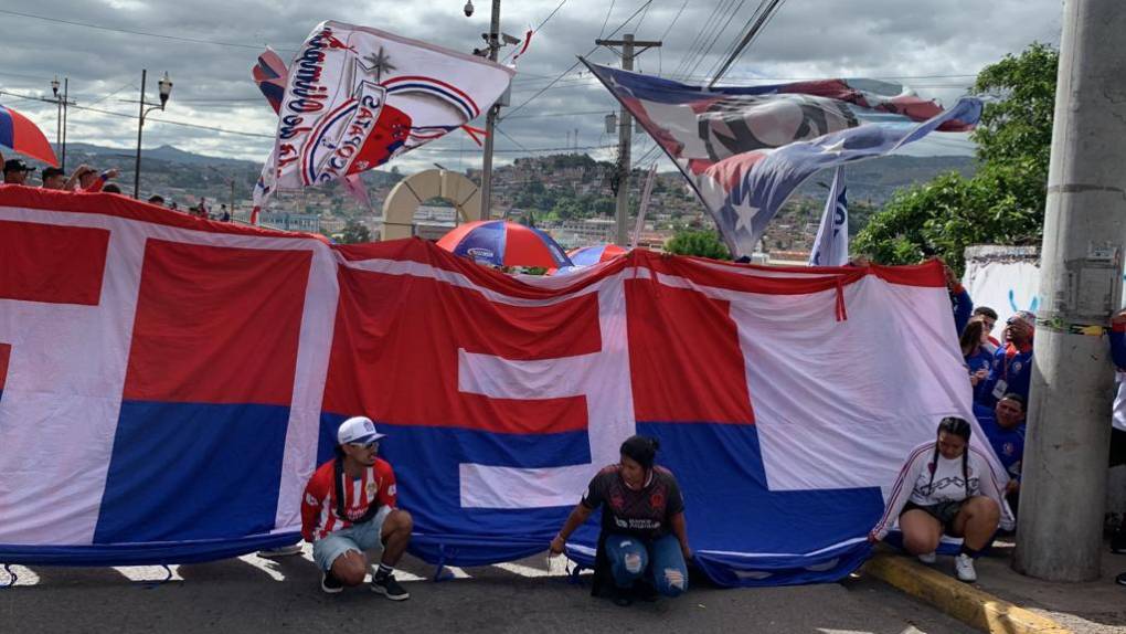 ¡Banderazo! Impresionante llegada de la Ultra Fiel para apoyar al Olimpia