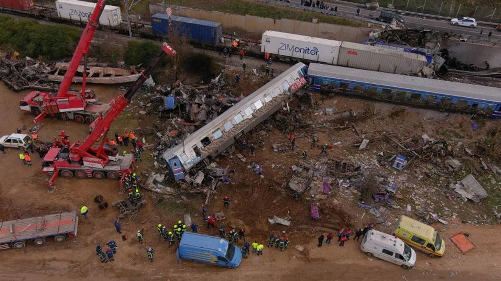 Vagones pulverizados y cuerpos carbonizados tras accidente de tren mortal en Grecia