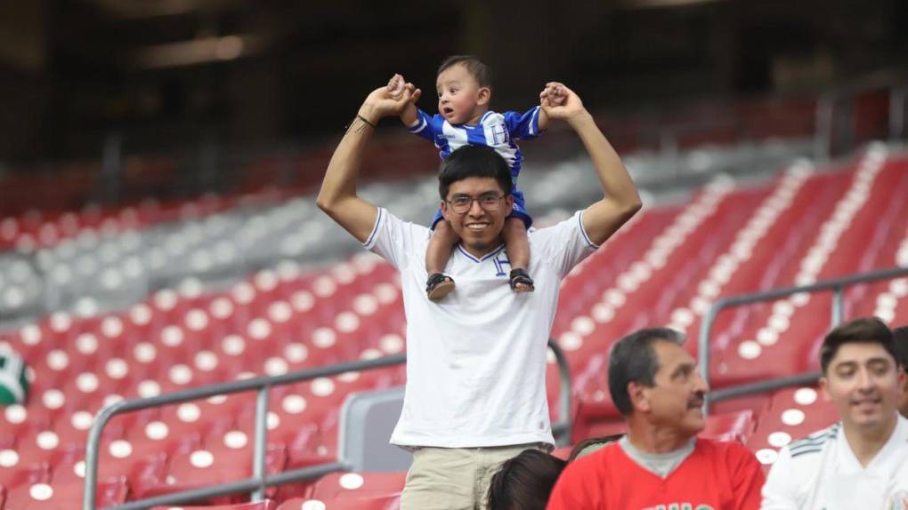 Aficionados catrachos comienzan a ponerle ambiente al State Farm previo al Qatar-Honduras