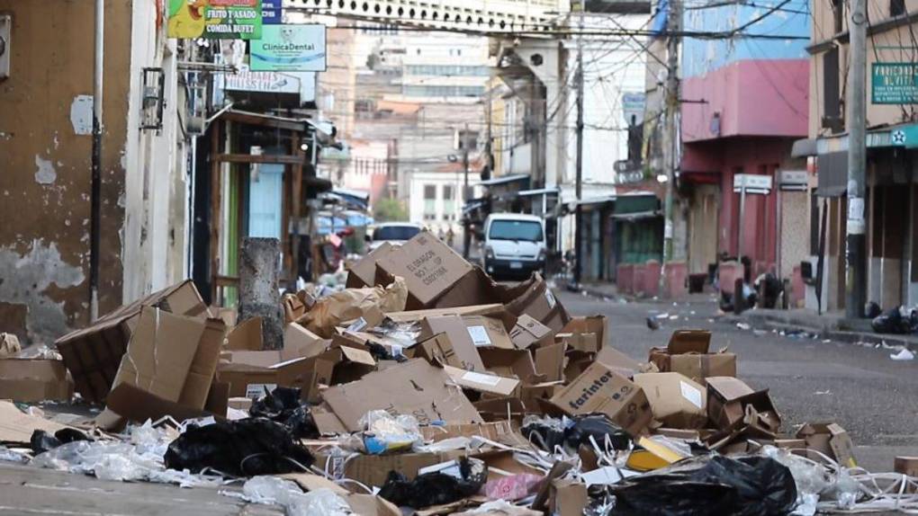 Mercados capitalinos amanecen inundados de basura tras festejos de Año Nuevo