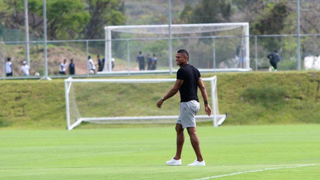 Risas, trabajo arduo y un invitado especial en el entrenamiento del Olimpia este martes