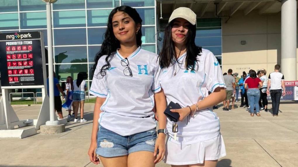 Duelo de bellezas: guapas aficionadas de Honduras y México engalanan el NRG Stadium