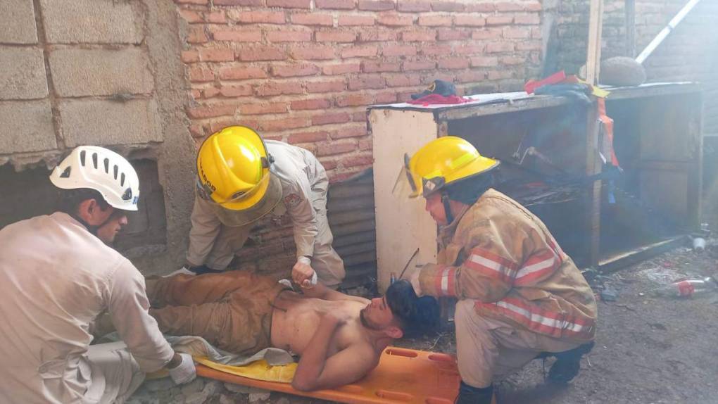 Así rescataron a hombre que quedó atrapado entre dos muros al intentar ingresar a una casa en Olancho