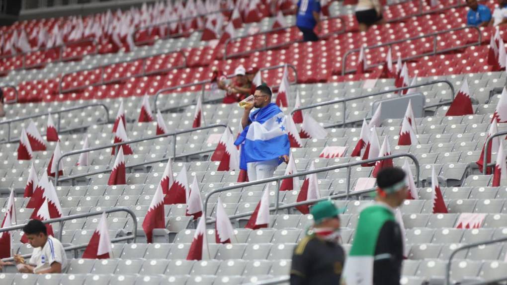 Aficionados catrachos comienzan a ponerle ambiente al State Farm previo al Qatar-Honduras