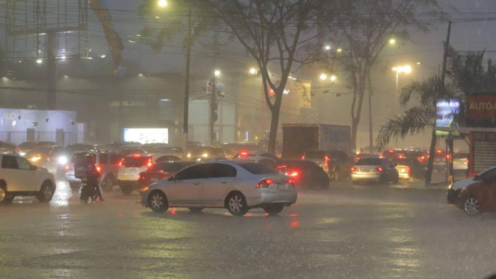 Torrenciales aguaceros y calles inundadas: las imágenes de las lluvias en San Pedro Sula