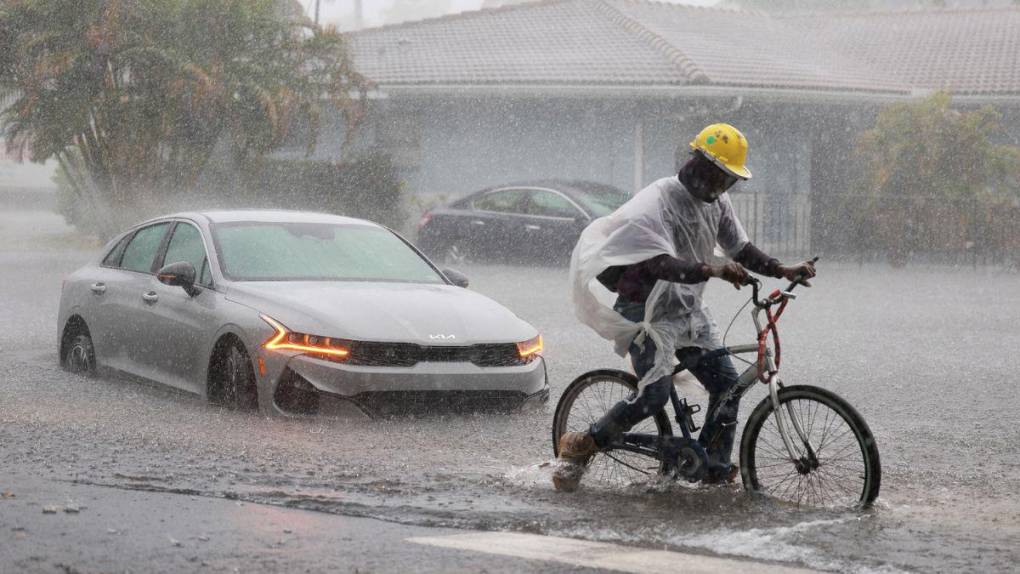 Cierran escuelas y aeropuerto por “lluvias históricas” en Fort Lauderdale, Estados Unidos