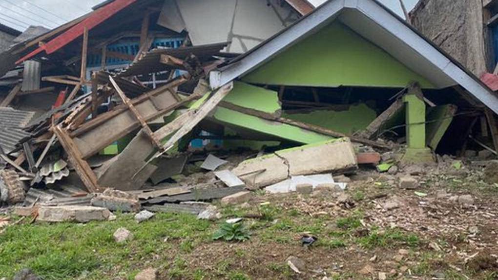 Pacientes en la calle y casas en el suelo: Destrozos del terremoto en Indonesia