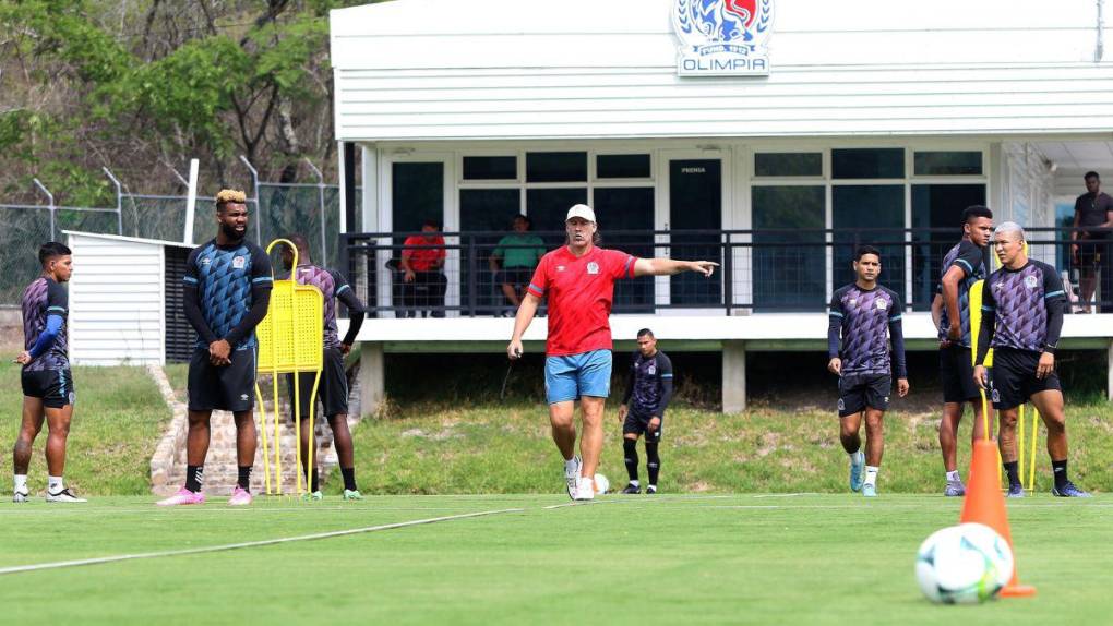 Risas, trabajo arduo y un invitado especial en el entrenamiento del Olimpia este martes