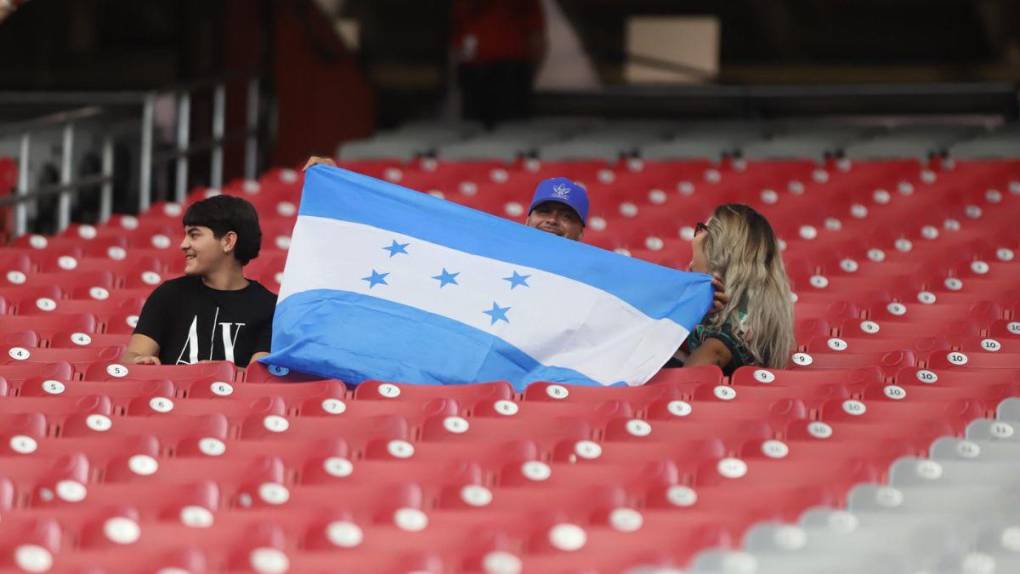 Aficionados catrachos comienzan a ponerle ambiente al State Farm previo al Qatar-Honduras