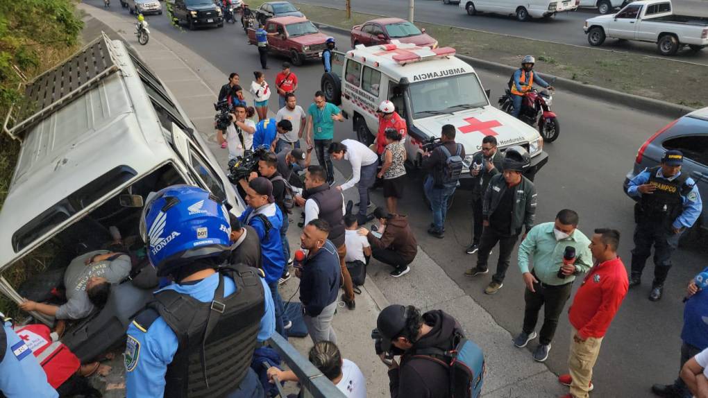 Las imágenes que dejó el accidente de un rapidito en el bulevar Fuerzas Armadas