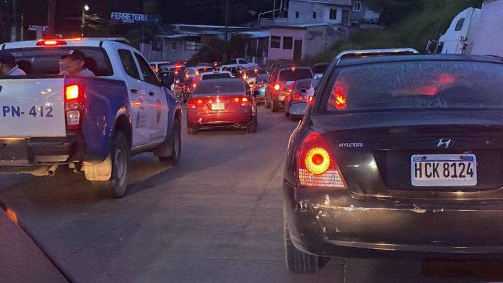 Volcamiento de rastra genera caos vial en la salida al sur de la capital