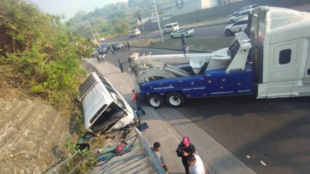 Las imágenes que dejó el accidente de un rapidito en el bulevar Fuerzas Armadas