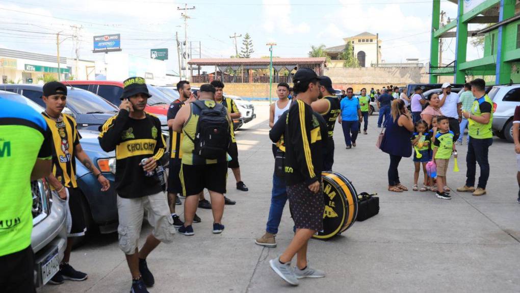 Largas filas, gran colorido y bellas mujeres: el ambiente previo a la semifinal Olancho FC - Real España