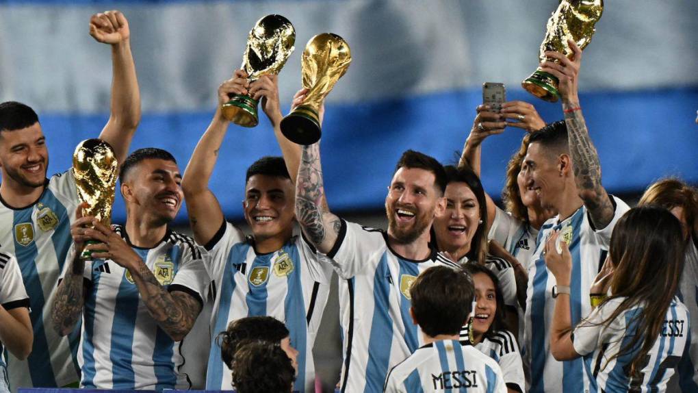 Polémica foto, Messi ovacionado y locura total: las imágenes de la fiesta de Argentina